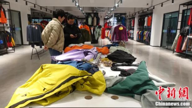 “国民顶流”冲锋衣，带着这个小县城“冲疯”了