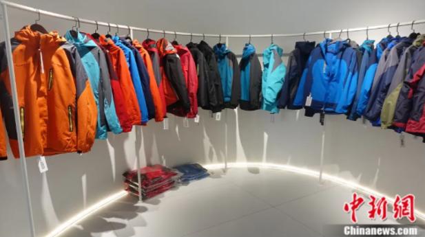 “国民顶流”冲锋衣，带着这个小县城“冲疯”了