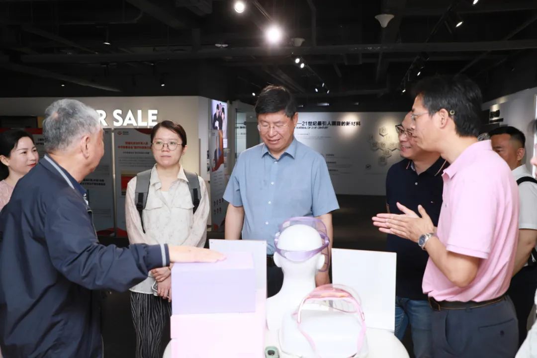 中国科学院院士刘忠范考察烯旺科技，就石墨烯产业发展深入交流