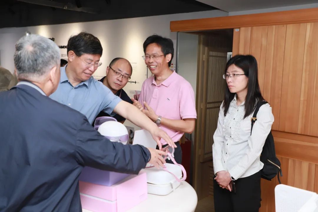 中国科学院院士刘忠范考察烯旺科技，就石墨烯产业发展深入交流