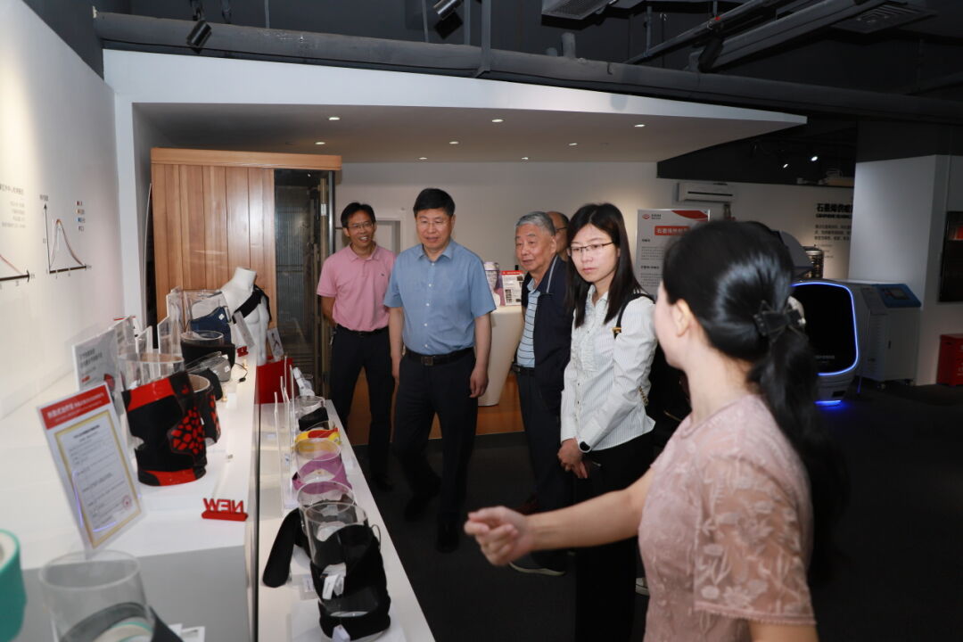 中国科学院院士刘忠范考察烯旺科技，就石墨烯产业发展深入交流