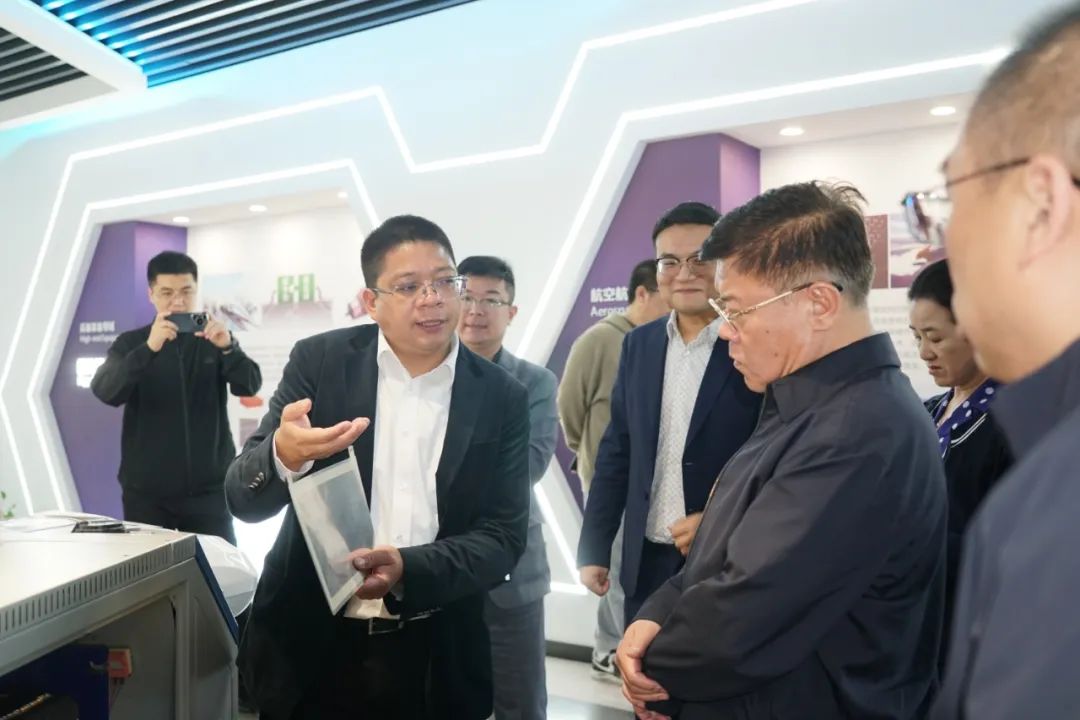 黑龙江省鹤岗市委副书记、市长王兴柱调研国家石墨烯创新中心