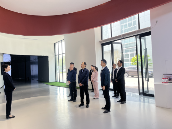 西峡县县长杨明雪一行莅临煜和石墨及石墨烯科技馆及智能工厂参观指导