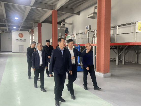 西峡县县长杨明雪一行莅临煜和石墨及石墨烯科技馆及智能工厂参观指导