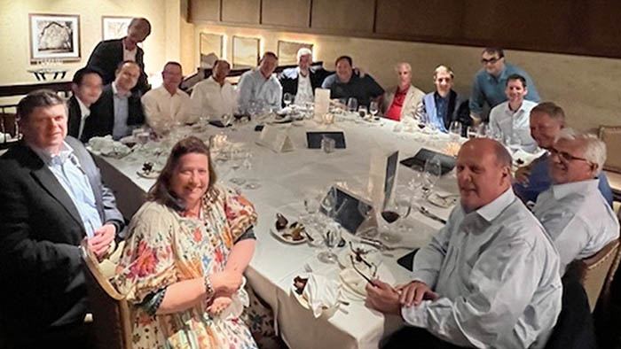 Avadain的主要利益相关者讨论第一家试点工厂的时间安排