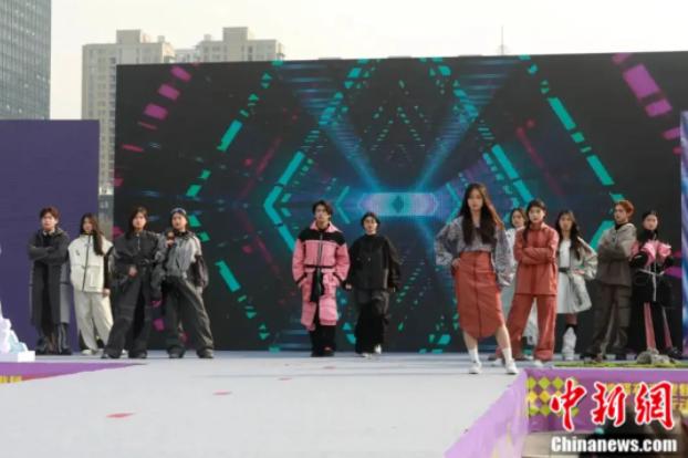 “国民顶流”冲锋衣，带着这个小县城“冲疯”了