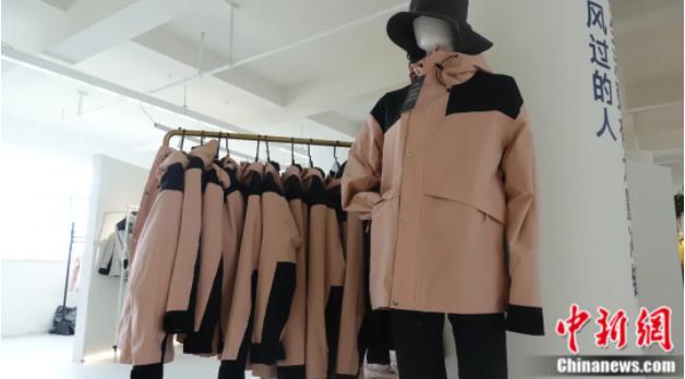 “国民顶流”冲锋衣，带着这个小县城“冲疯”了