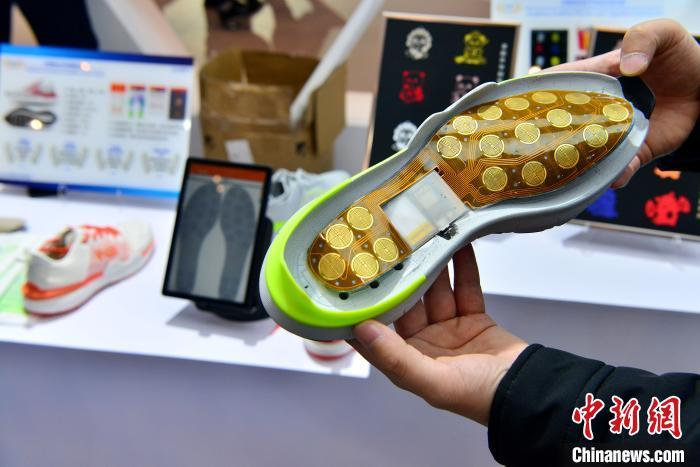 图为石墨烯压力传感智能跑鞋在科洽会上展示。　中新网记者 张斌 摄