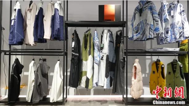 “国民顶流”冲锋衣，带着这个小县城“冲疯”了