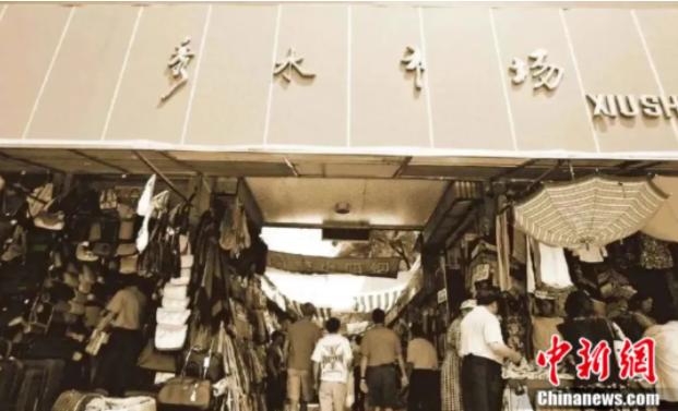 “国民顶流”冲锋衣，带着这个小县城“冲疯”了