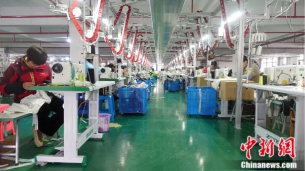 “国民顶流”冲锋衣，带着这个小县城“冲疯”了