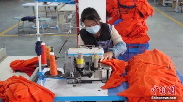 “国民顶流”冲锋衣，带着这个小县城“冲疯”了