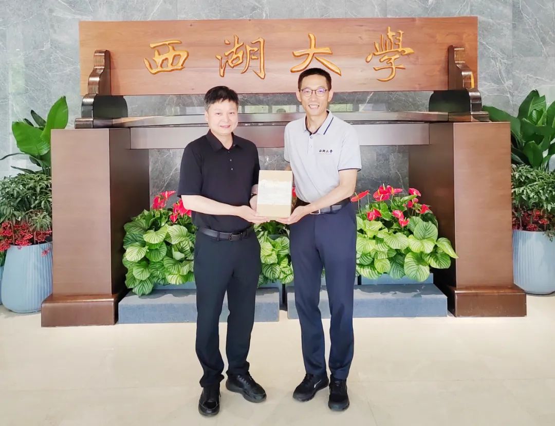 BGI石墨烯电镜载网团队赴西湖大学与施一公院士交流