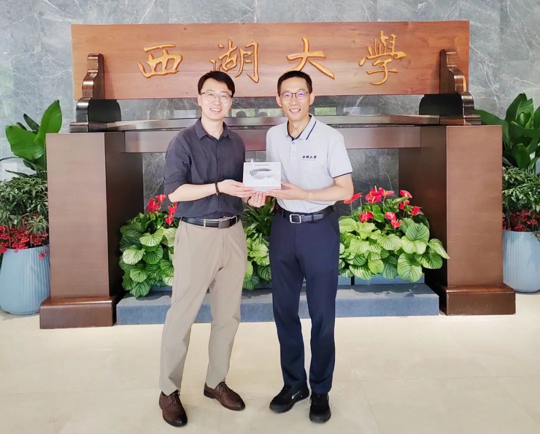 BGI石墨烯电镜载网团队赴西湖大学与施一公院士交流