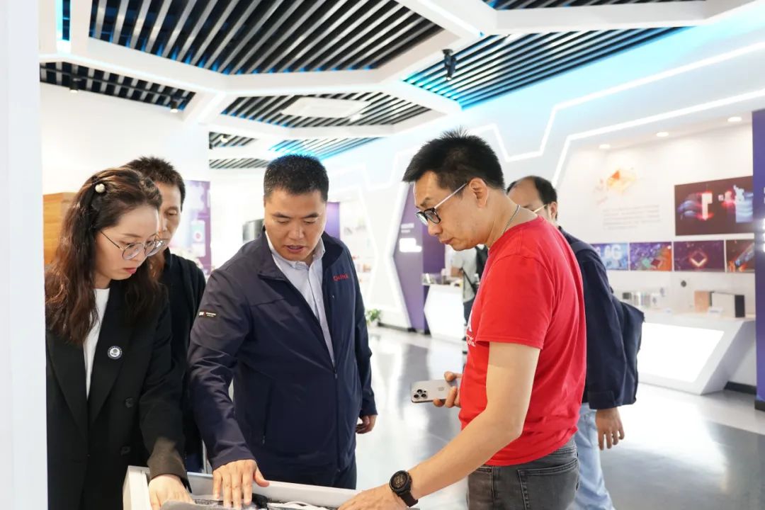 美的集团技术研究院代表一行调研国家石墨烯创新中心