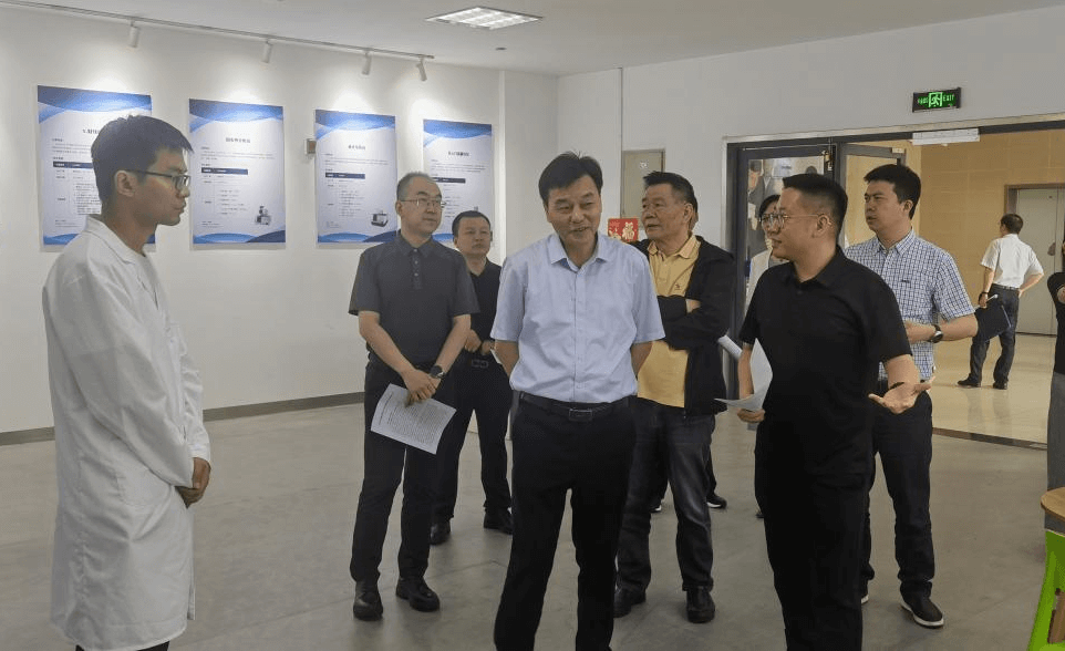 江苏省高新技术创业服务中心调研江南石墨烯研究院孵化器工作