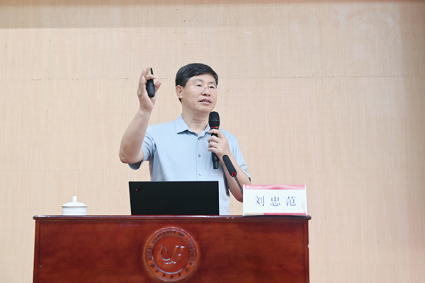 刘忠范院士来校作报告