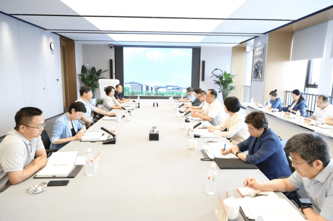 北京高院党组理论学习中心组赴北京石墨烯研究院开展学习交流