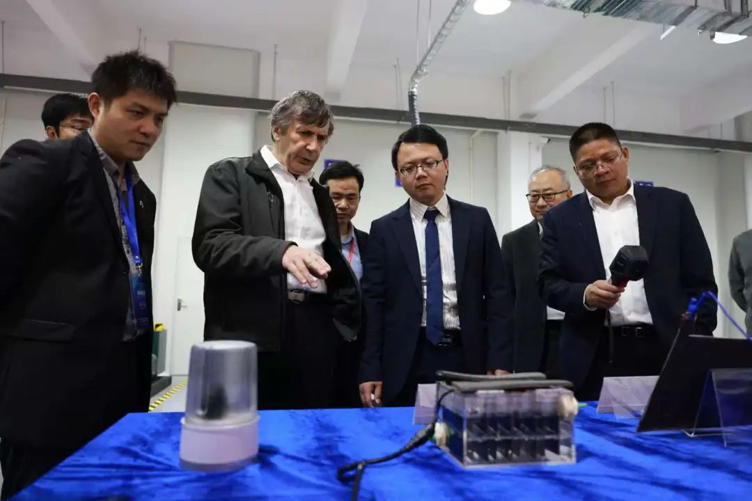 诺贝尔物理学奖获得者安德烈·海姆参观国家石墨烯创新中心