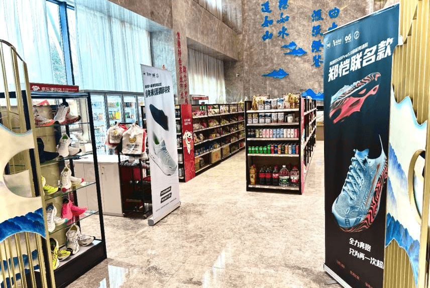 陕煤研究院“纳安时代”运动科技体验店“登陆”华山游客中心