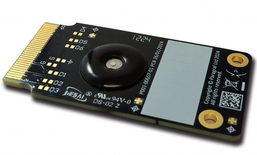 Paragraf 的石墨烯场效应晶体管特写，白色背景。