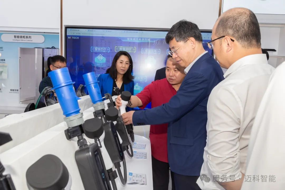 中国科学院院士，九三学社中央副主席、北京市委主委，北京市政协副主席，北京石墨烯研究院院长刘忠范一行莅临考察指导