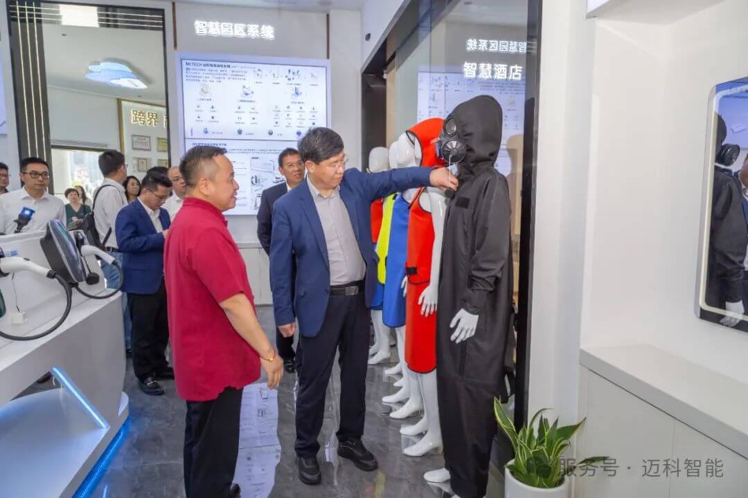 中国科学院院士，九三学社中央副主席、北京市委主委，北京市政协副主席，北京石墨烯研究院院长刘忠范一行莅临考察指导