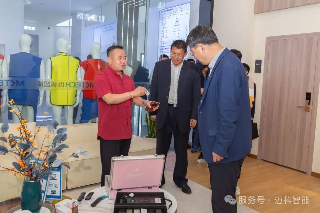 中国科学院院士，九三学社中央副主席、北京市委主委，北京市政协副主席，北京石墨烯研究院院长刘忠范一行莅临考察指导