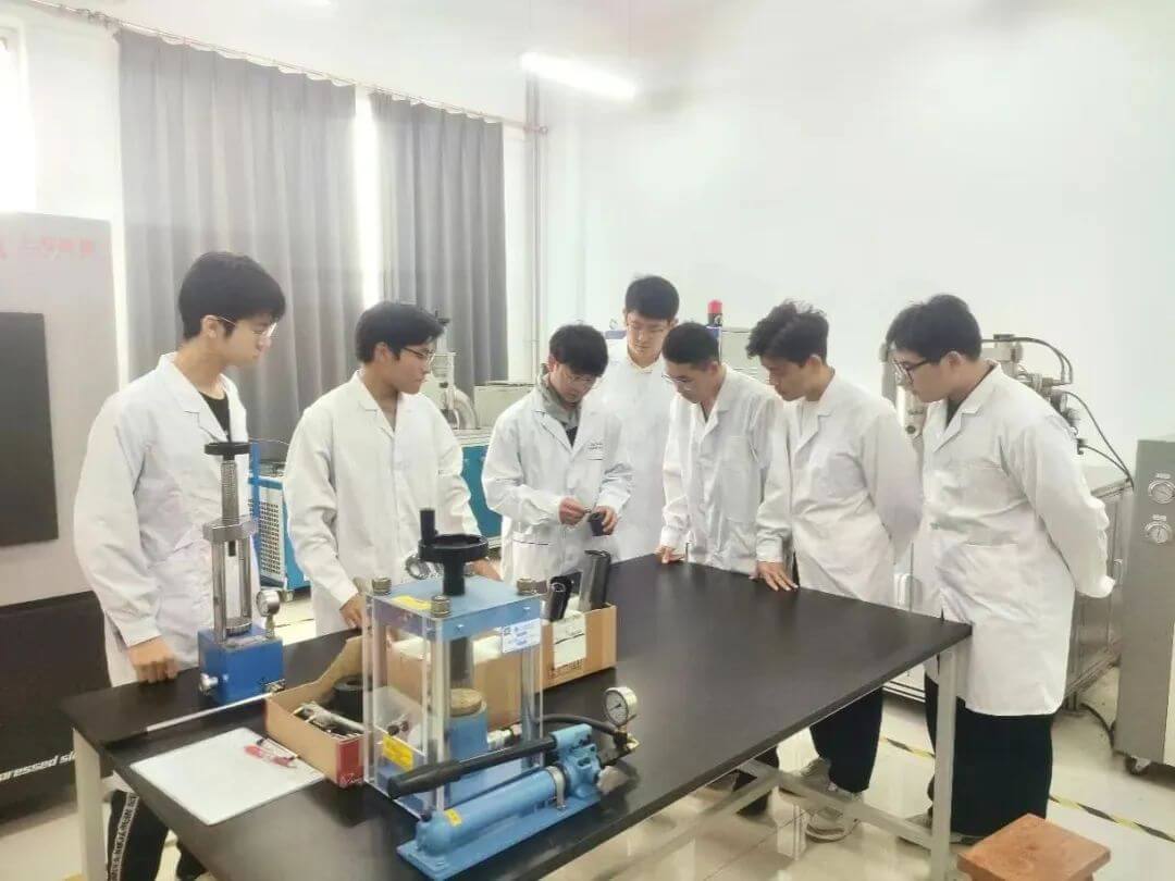 “中国大学生自强之星”科创团队，破解摩擦材料难题的青春力量！