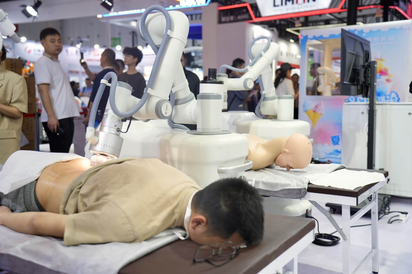 C视频丨穿起“盔甲”变大力士、机器人为嘉宾做艾灸……这届成都工博会很硬核