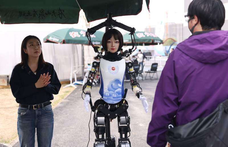 多图揭秘：全球首场人形机器人半马“跑团”