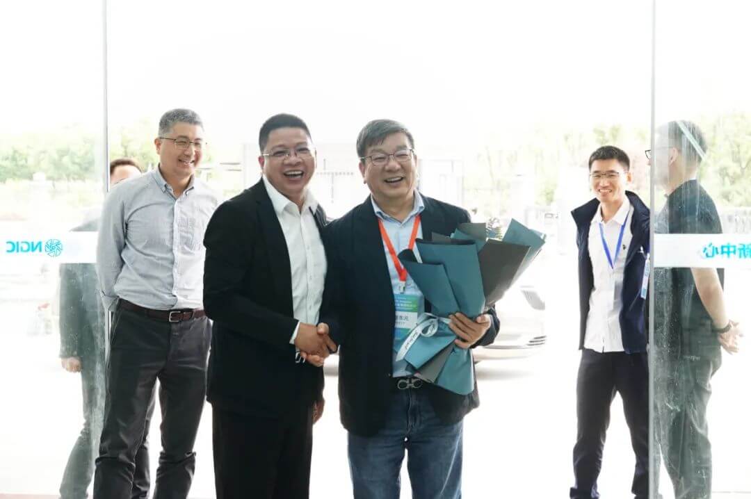 中国科学院院士、复旦大学教授、国家石墨烯创新中心专家委员会委员赵东元来访指导