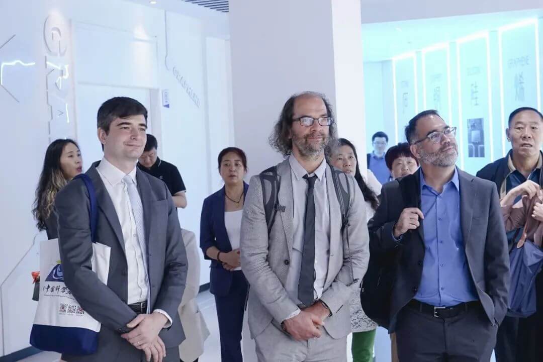 英国物理学会代表团赴杭州国际石墨烯博览馆参观交流