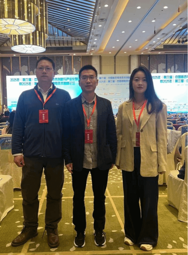 集宁师范学院石墨烯研究院安军伟率领团队赴汉参加中国固态电池技术创新与产业化应用研讨会暨2025年中国钠电技术创新与产业化高峰论坛 与国内主流固态电池专家和行业龙头企业研发团队交流新能源技术讨论联合攻关