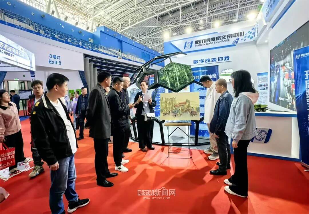 【聚焦第34届哈洽会】可发热又美观｜“石墨烯版陶瓷、玻璃壁画”亮相哈洽会