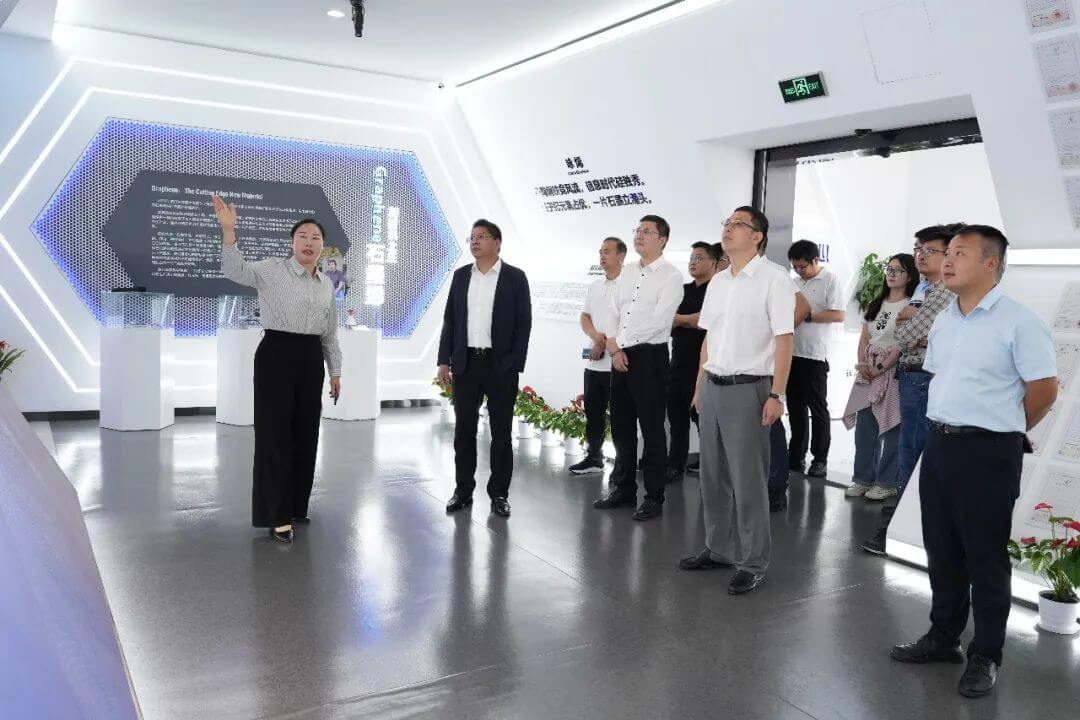 科技部国际科技合作中心项目管理处处长、赣州市赣县区委副书记/副区长（挂职）赵鲜东调研国家石墨烯创新中心