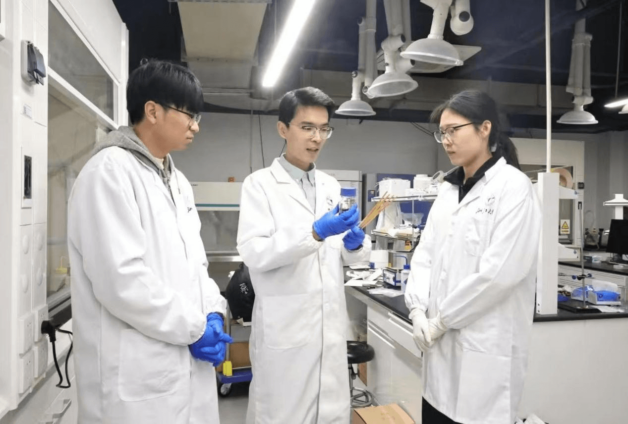 25℃室温点“草”成“金”！浙江一科研团队让秸秆变成石墨烯