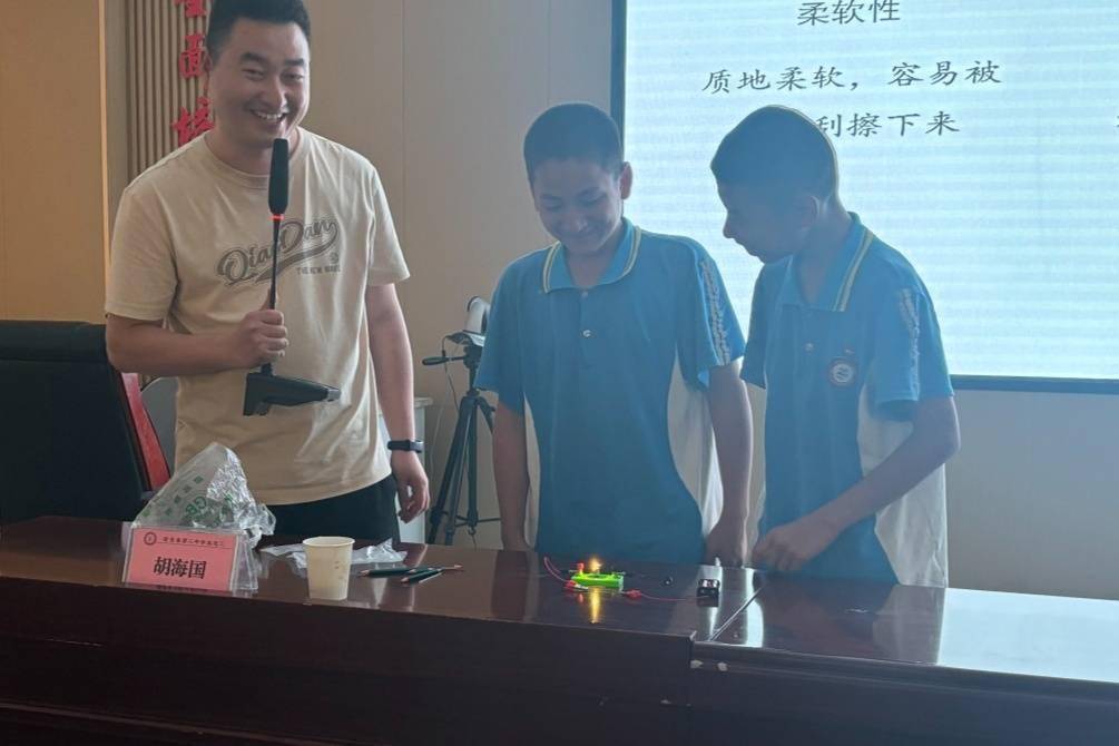 铅笔芯里藏科学！轮台县四校师生共赴石墨烯与科技造物的探索之旅