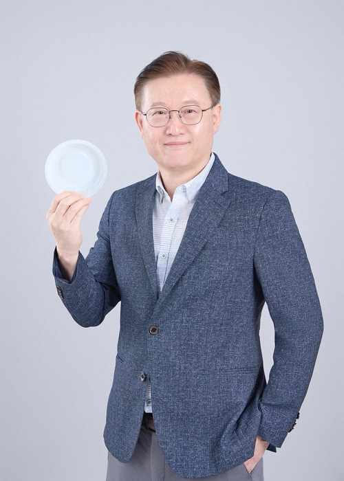 图为,金永镇(音)代表正在展示新开发的方便米饭容器。 2DM