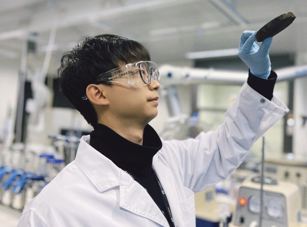 轻如鸿毛的纳米材料从空气中提取饮用水