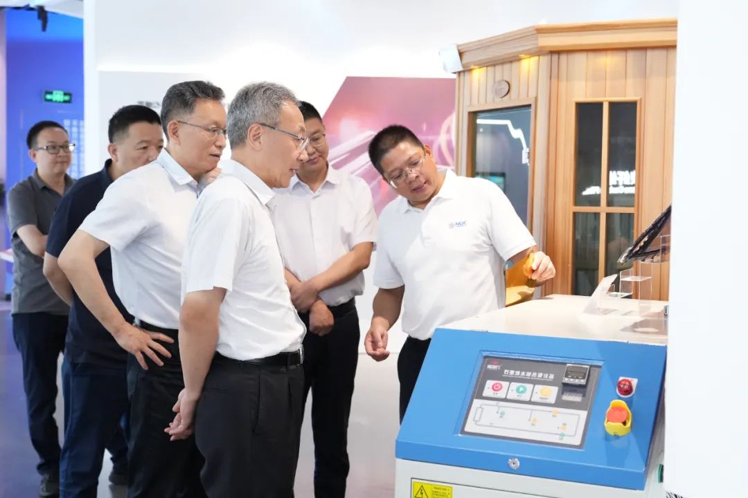 黑龙江省委常委、统战部部长，省政协党组副书记徐建国调研国家石墨烯创新中心