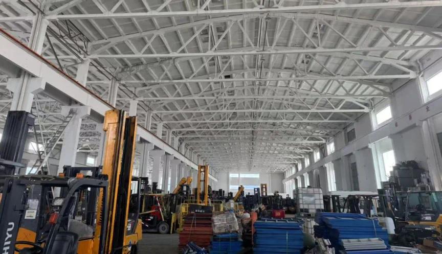 超40℃高温密闭仓库，511辆叉车精准查封