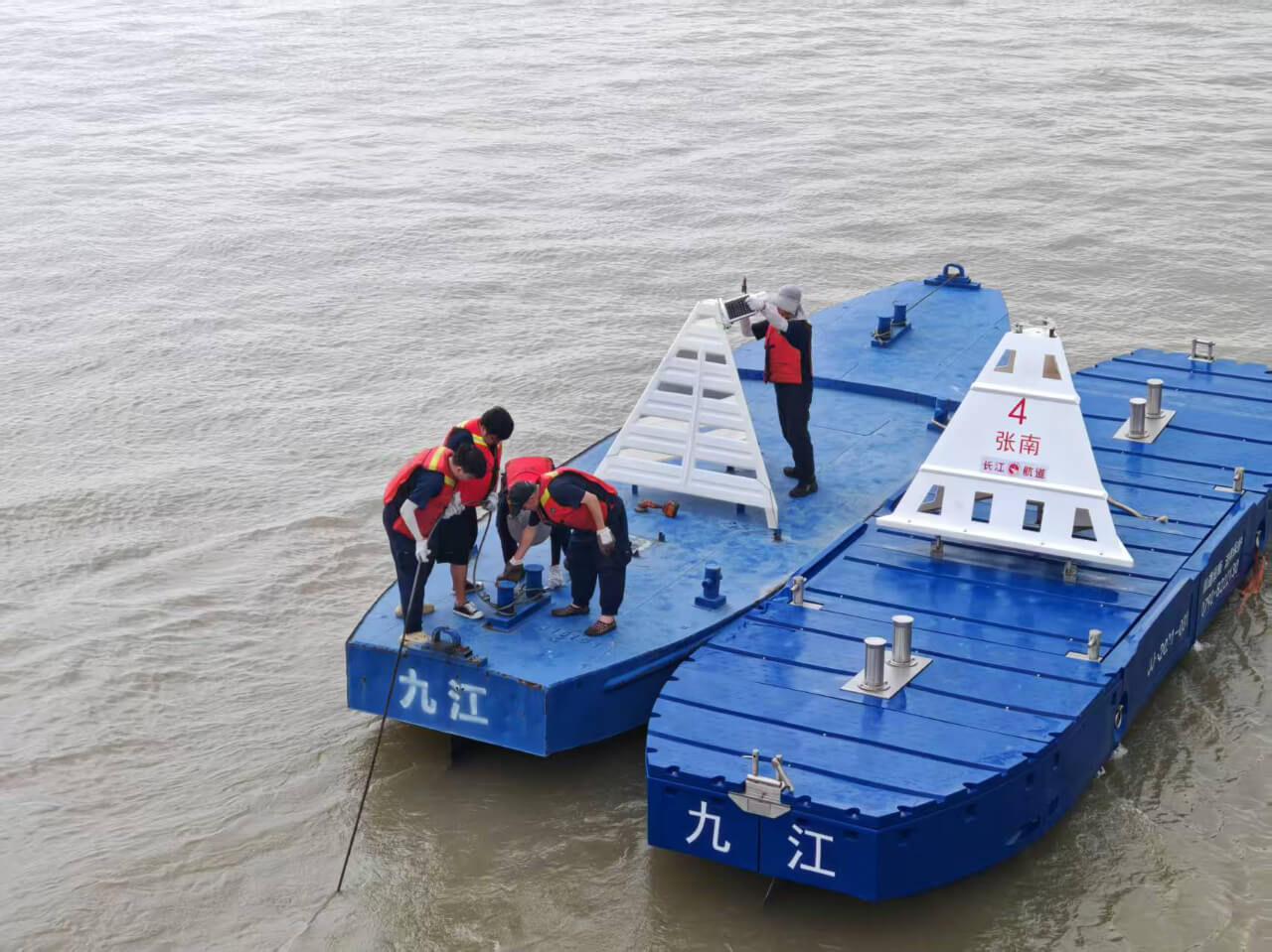 长江九江段开展新材料浮具规模化应用 航道养护迈入绿色新时代