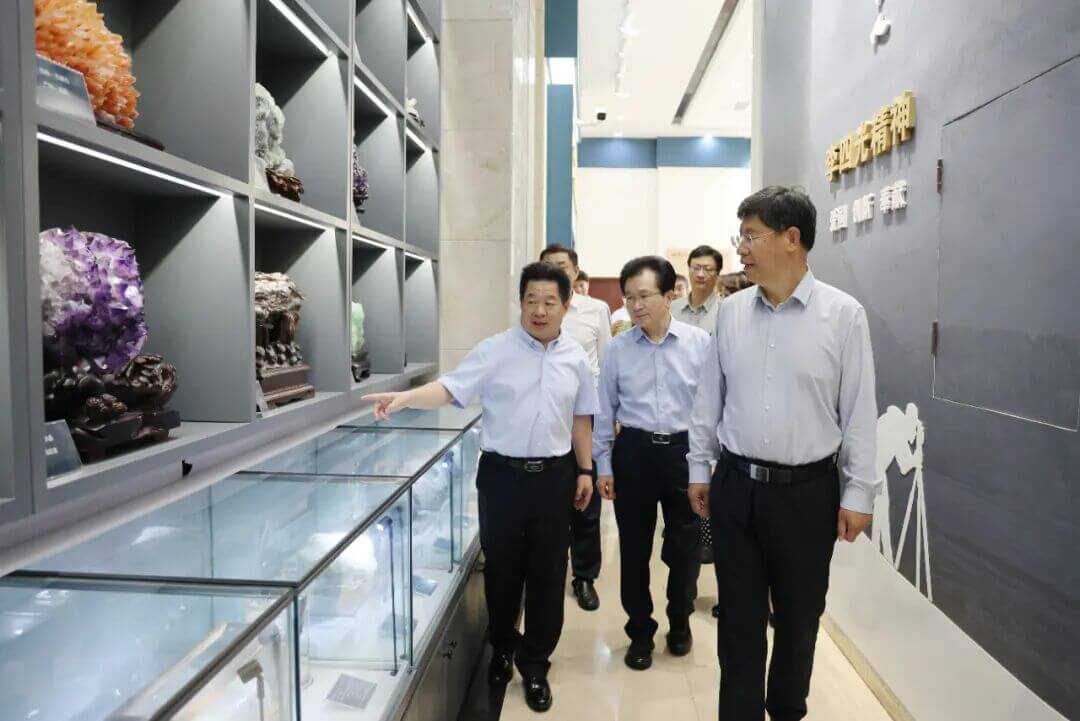 九三学社中央副主席刘忠范一行莅临豫地科技集团考察调研