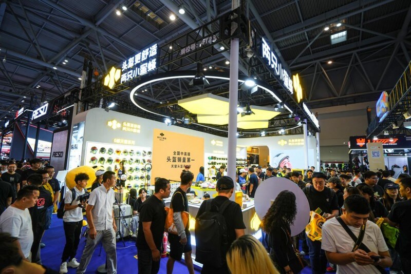 两只小蜜蜂火山绒头盔Pro版首次亮相重庆摩博会，引行业关注