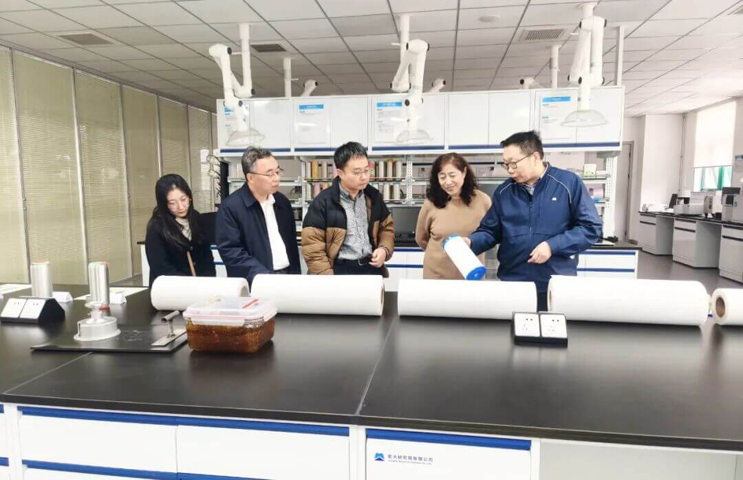 国家先进功能纤维创新中心团队到访宏大研究院探讨高性能纤维复合材料的开发应用