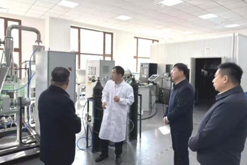 实验室观成果 座谈会谋方向 麻山区携手黑工院：让政校合作“落地有声”