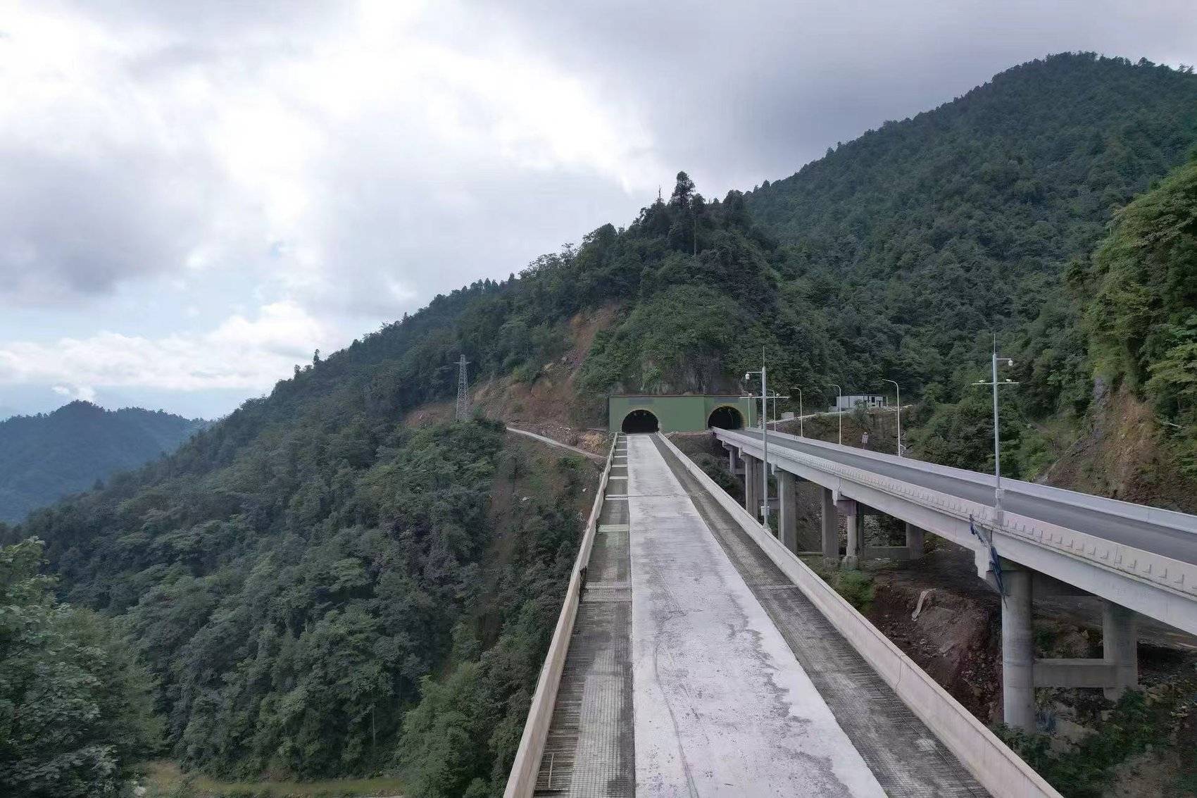 四川“电热毯”高速刷屏，另一条“地暖”高速年底就能体验