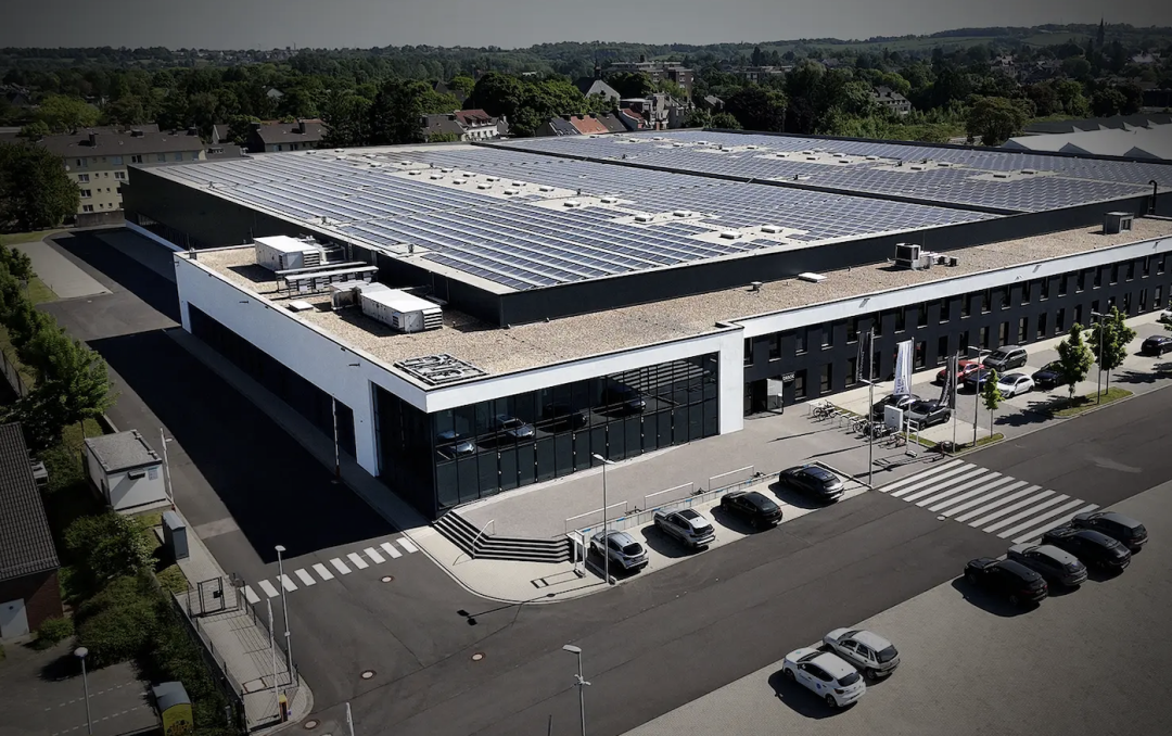 石墨烯芯片，打破 AI 互连瓶颈