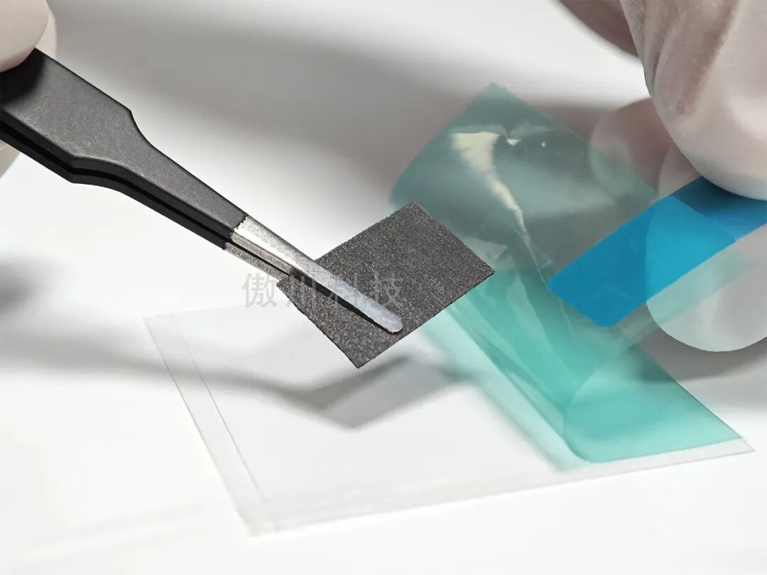 【石墨烯导热垫片】为服务器与AI加速卡“直连”一条更快的散热通道！